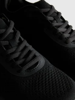Sneaker mit Schnürsenkeln und Strickoptik
