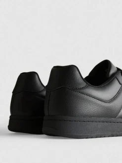 Sneaker mit Schnürsenkeln und Einsätzen