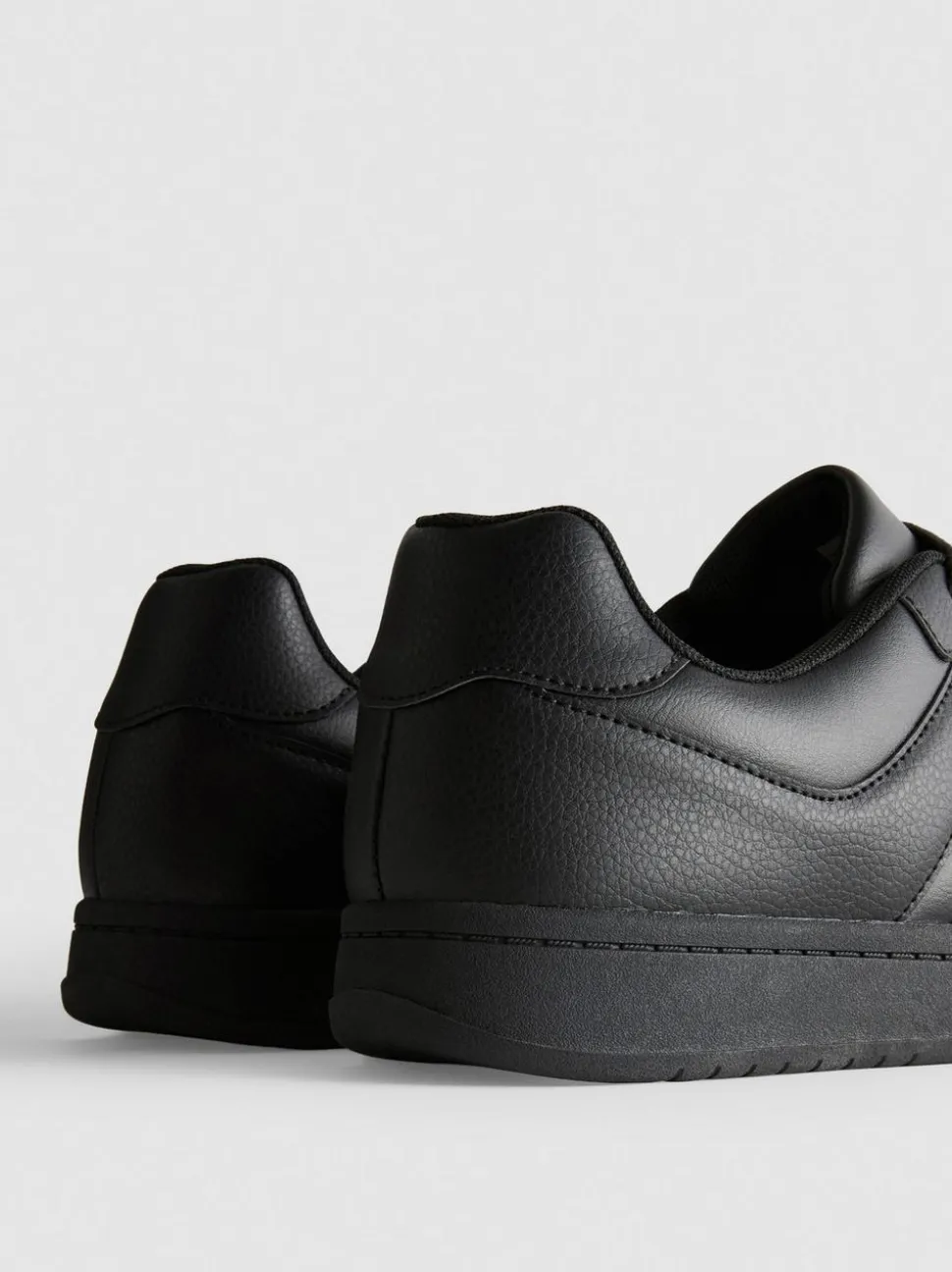 Sneaker mit Schnürsenkeln und Einsätzen