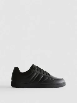 Sneaker mit Schnürsenkeln und Einsätzen