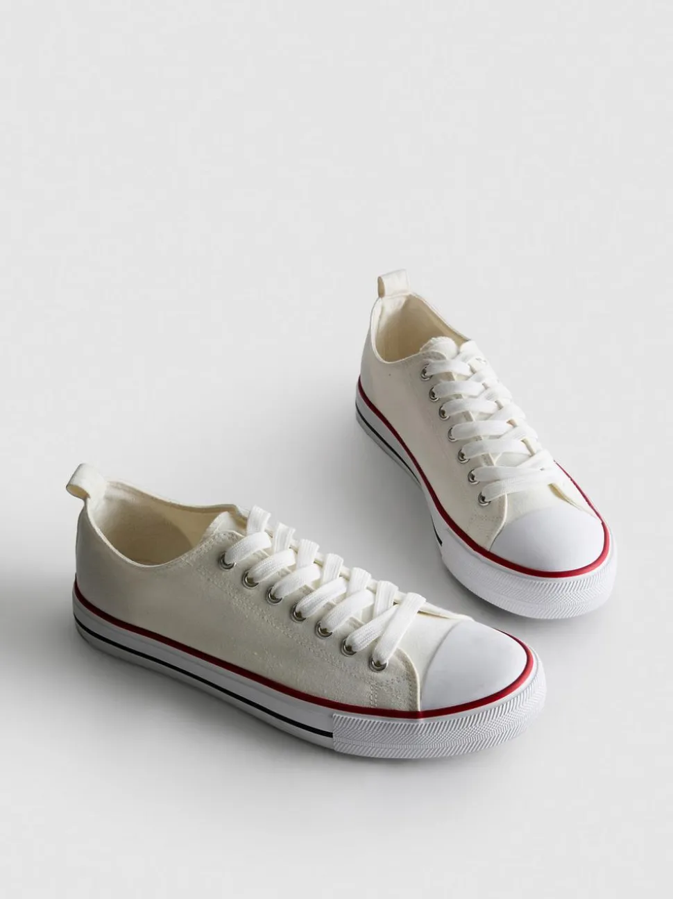 Sneakers aus Canvas mit Schnürung