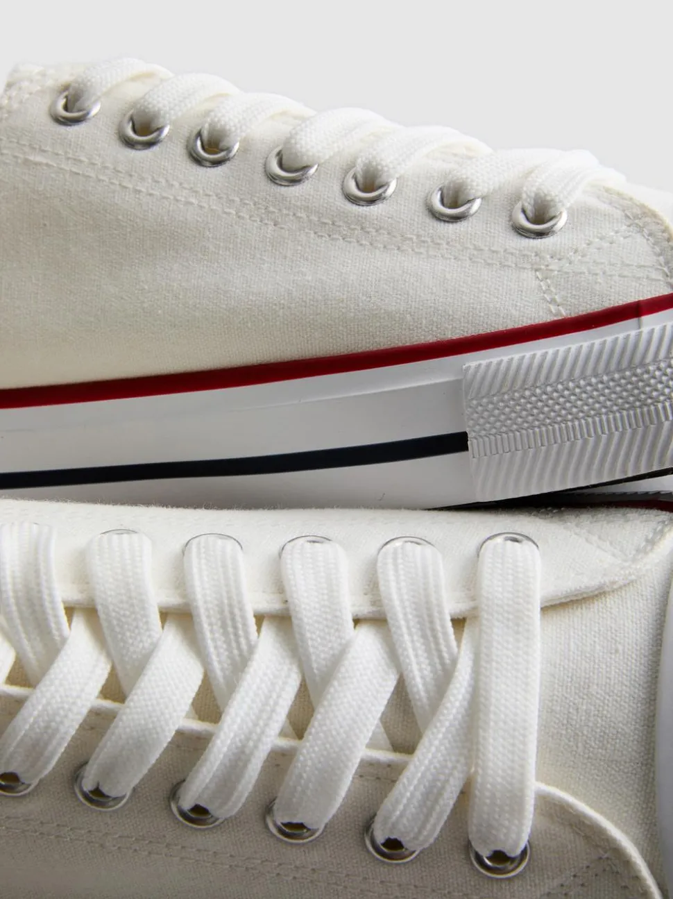 Sneakers aus Canvas mit Schnürung
