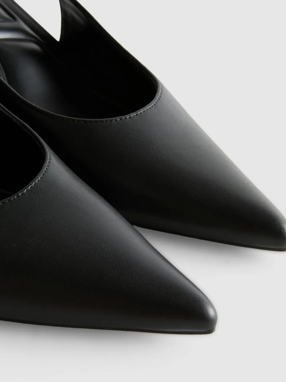 Spitze Slingbacks mit Kitten-Heels