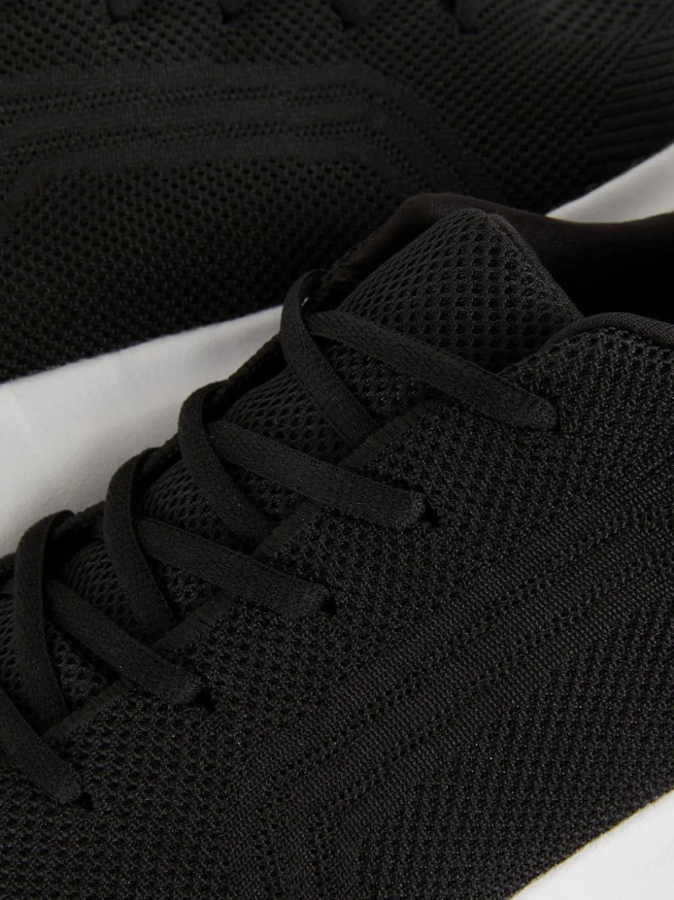 Sportliche Sneaker mit Schnürsenkeln