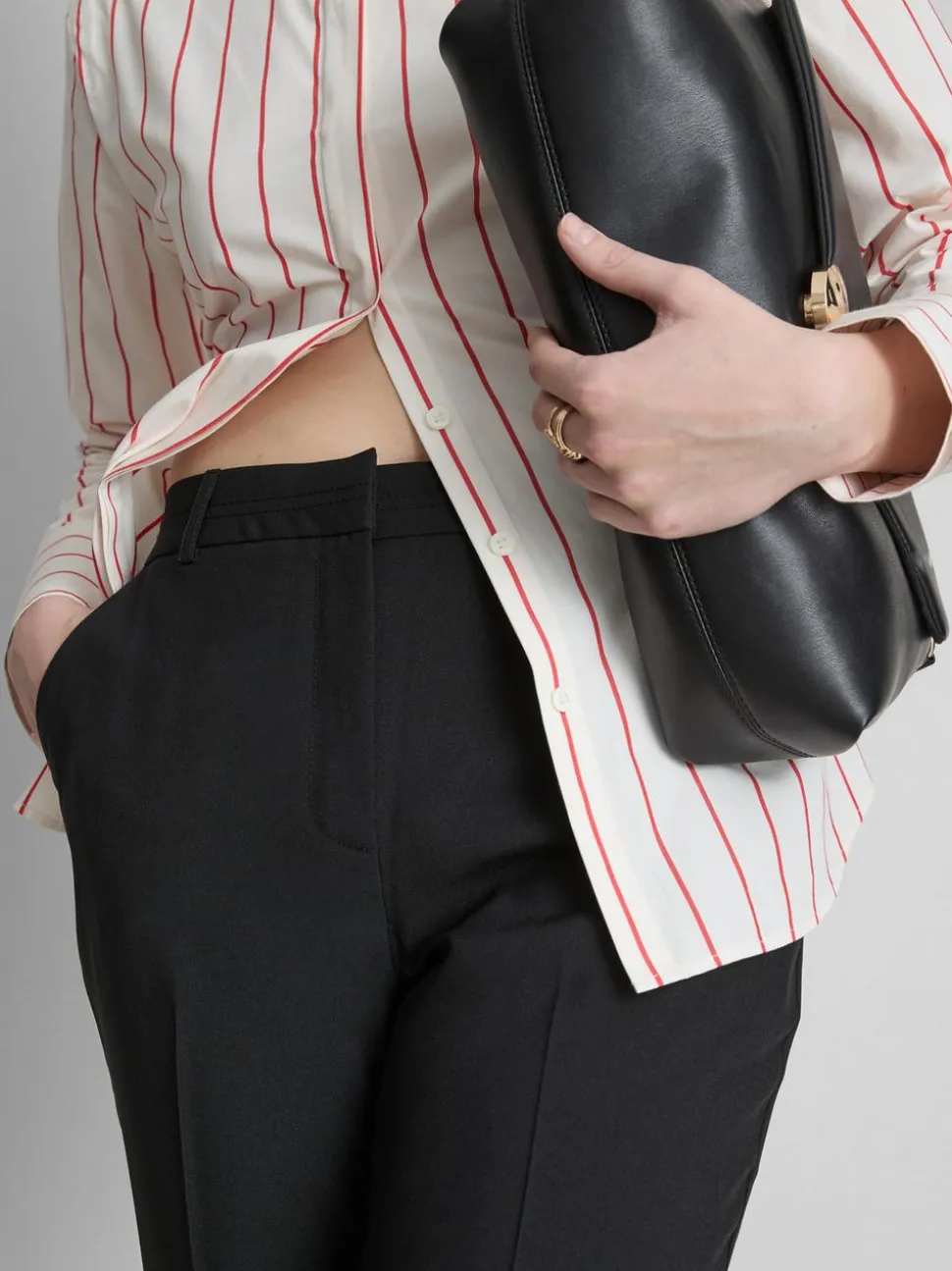 Stretchhose mit mittlerer Leibhöhe und Bügelfalten