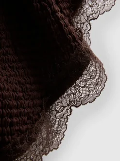 Strukturiertes, asymmetrisches Top mit Spitzenbesatz