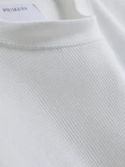 Strukturiertes T-Shirt mit geradem Schnitt
