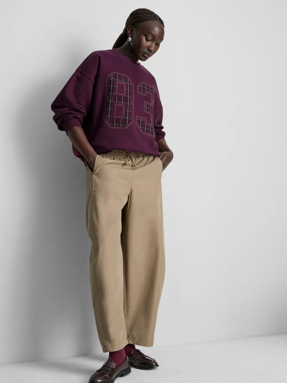 Sweatshirt aus Baumwollmischung mit karierter 83-Stickerei