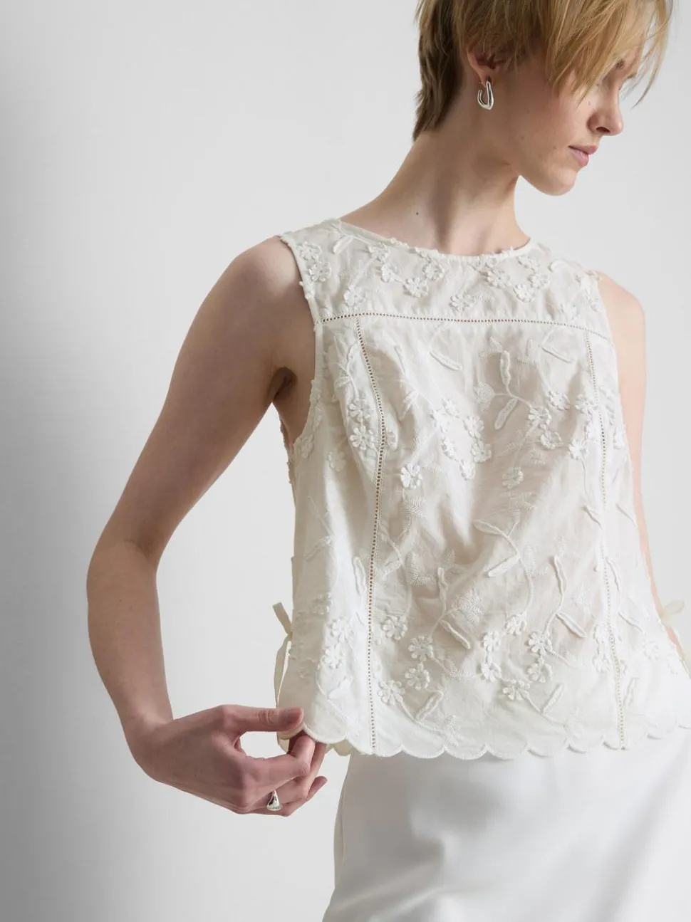 Tanktop mit Blumenstickerei zum Binden