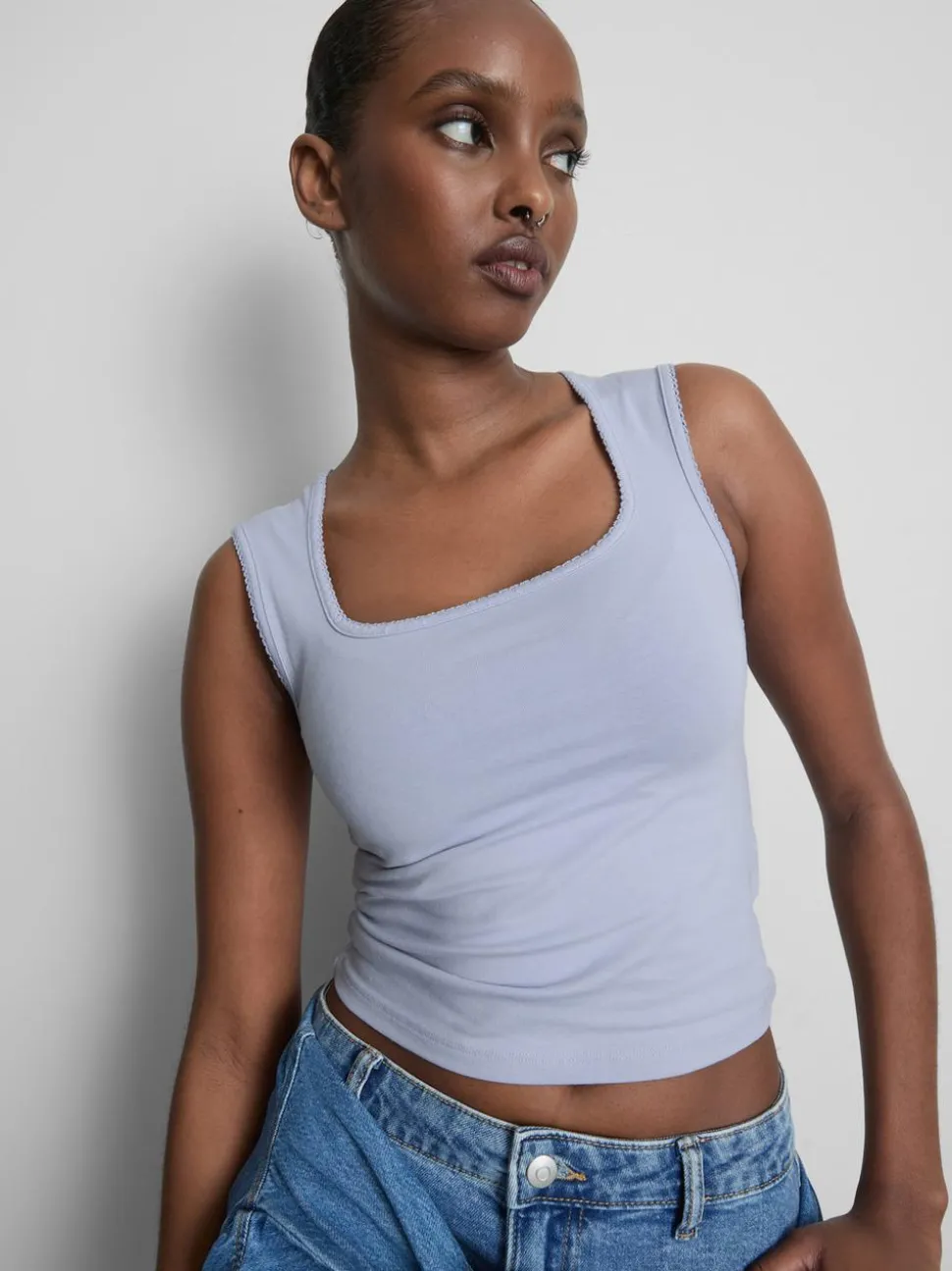 Tanktop mit hohem Baumwollanteil und Bogenkante