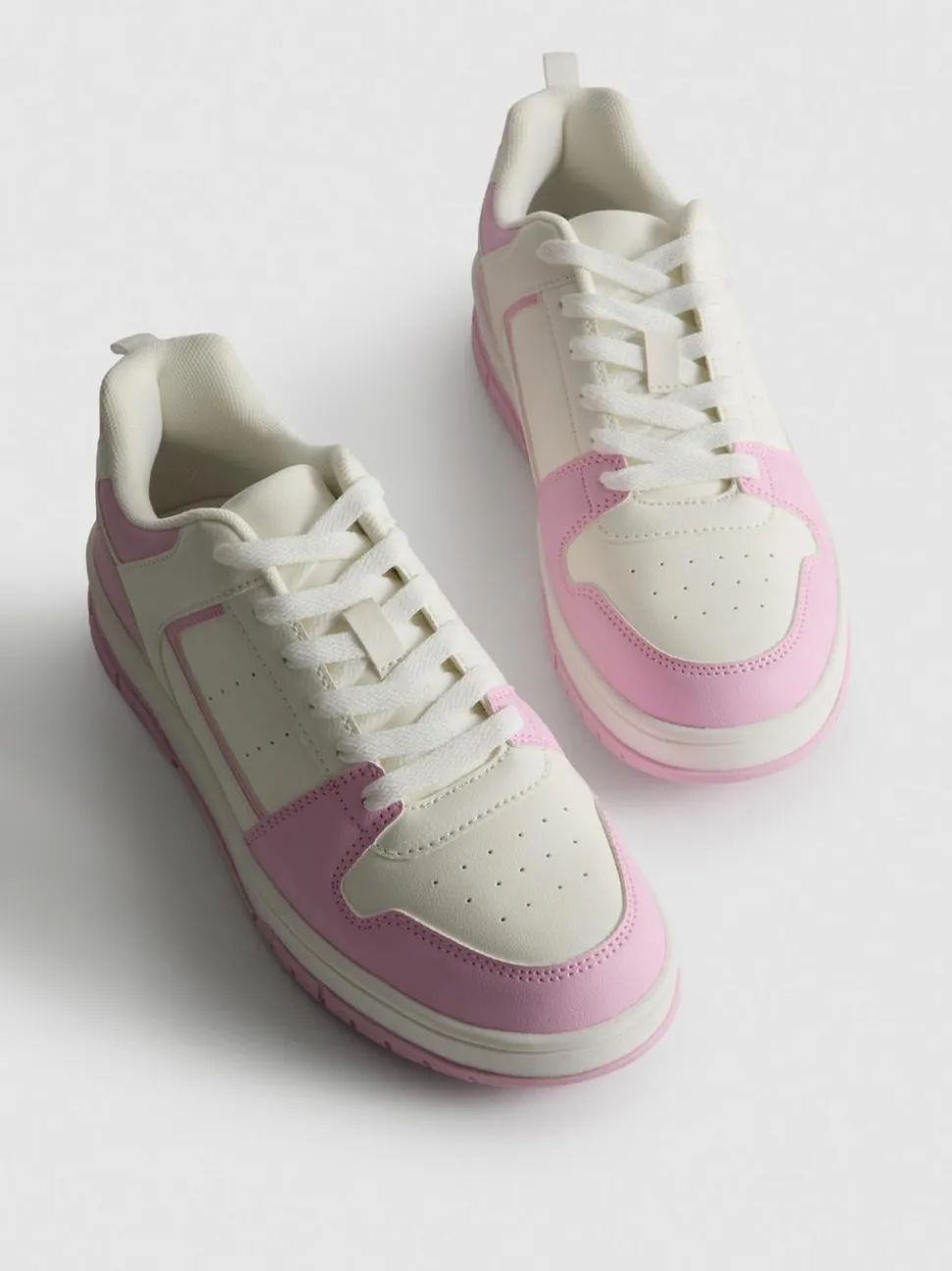 Tennisschuhe in Blockfarben