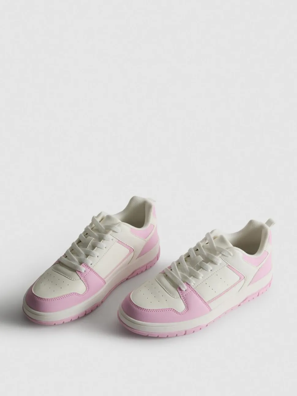 Tennisschuhe in Blockfarben