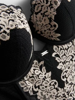 „The Edit“ Body mit floraler Spitze