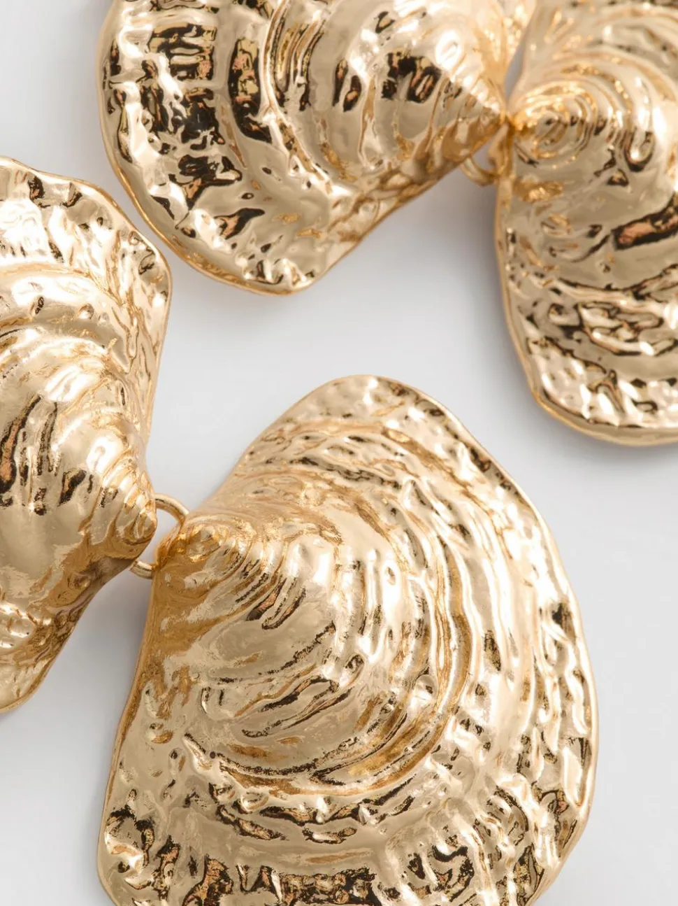 „The Edit“ Metallic-Hängeohrringe im Muscheldesign