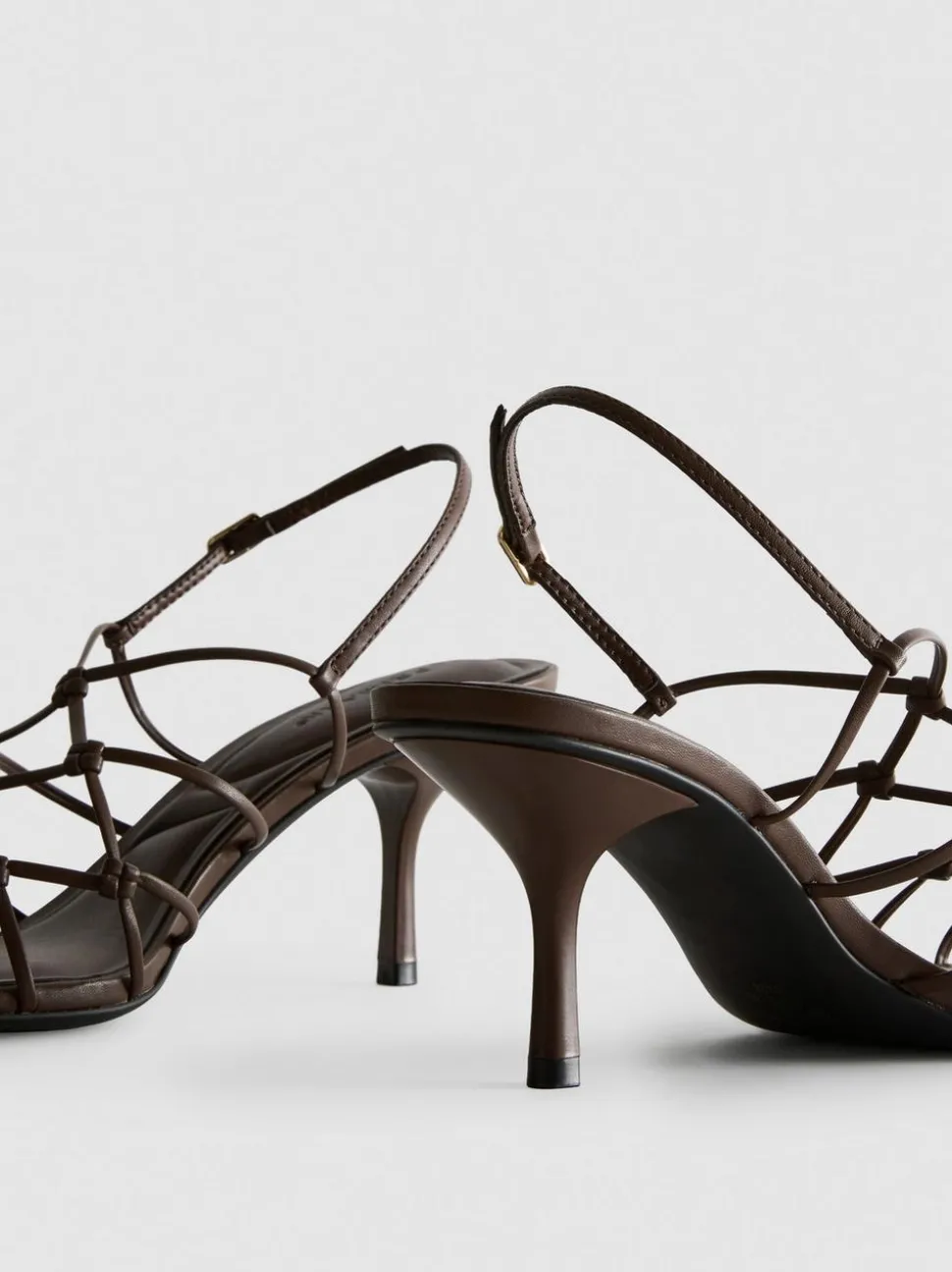 „The Edit“ Sandaletten in Flechtoptik mit Stiletto-Absatz