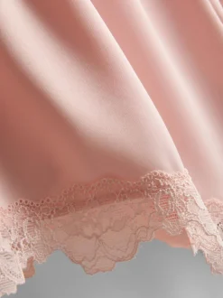 „The Edit“ Satin-Schlafshorts mit Spitzenbesatz