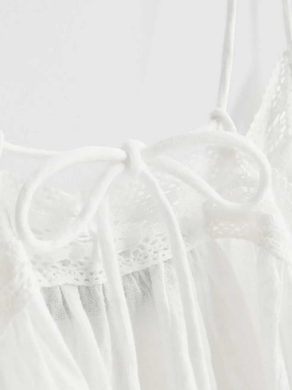 The Primark Scene | Baumwoll-Top mit Lochstickerei und V-Ausschnitt