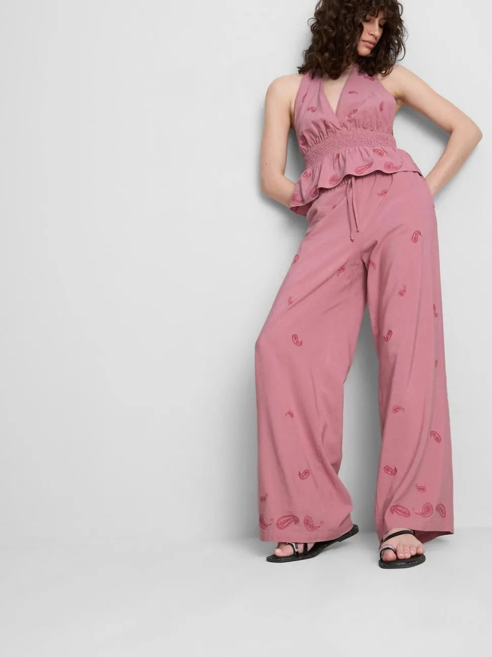 The Primark Scene | Hose mit weitem Bein und Paisley-Stickerei