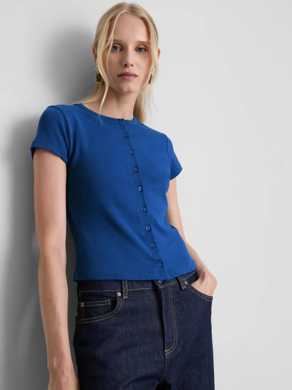 T-Shirt mit hohem Baumwollanteil und Knopfleiste