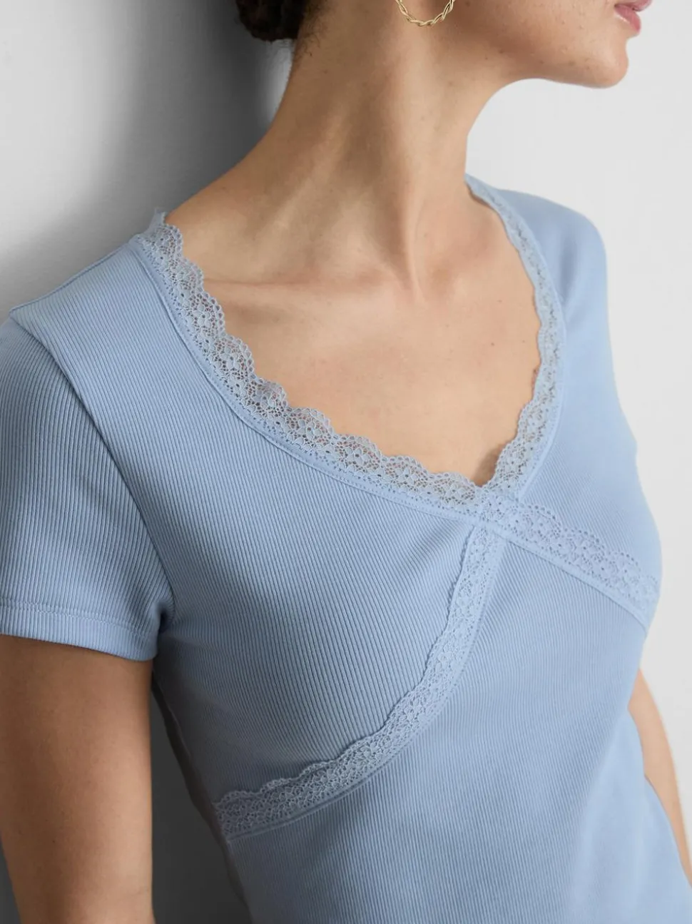 T-Shirt mit Spitzenbesatz und hohem Baumwollanteil