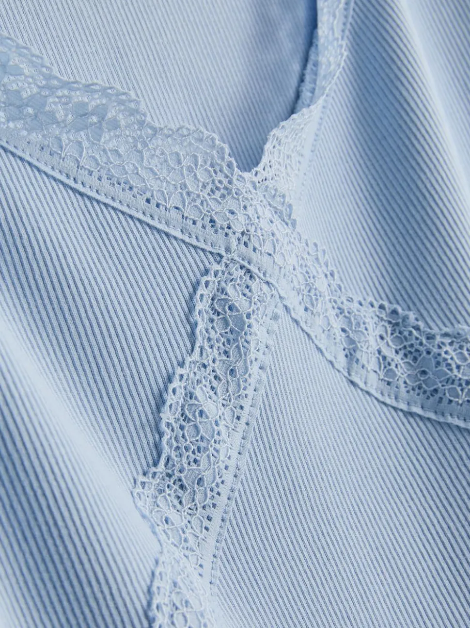 T-Shirt mit Spitzenbesatz und hohem Baumwollanteil