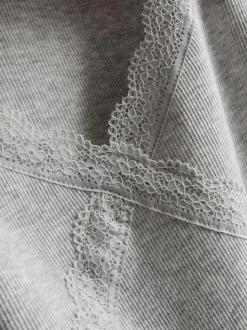 T-Shirt mit Spitzenbesatz und hohem Baumwollanteil