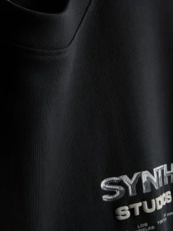 T-Shirt mit „Synth Studios“ Grafik