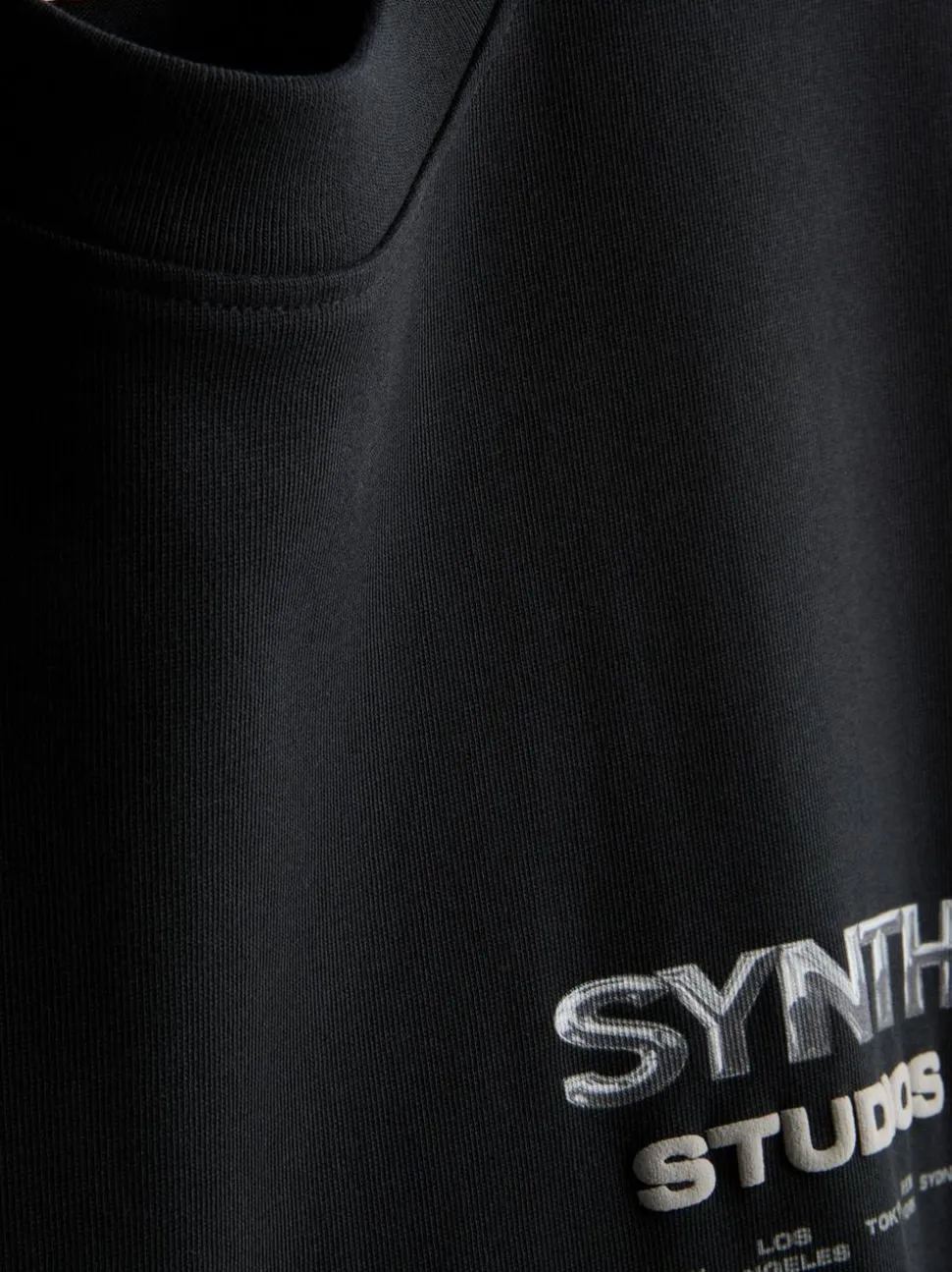 T-Shirt mit „Synth Studios“ Grafik
