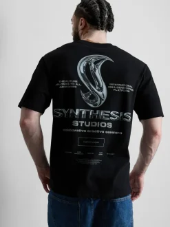 T-Shirt mit „Synth Studios“ Grafik