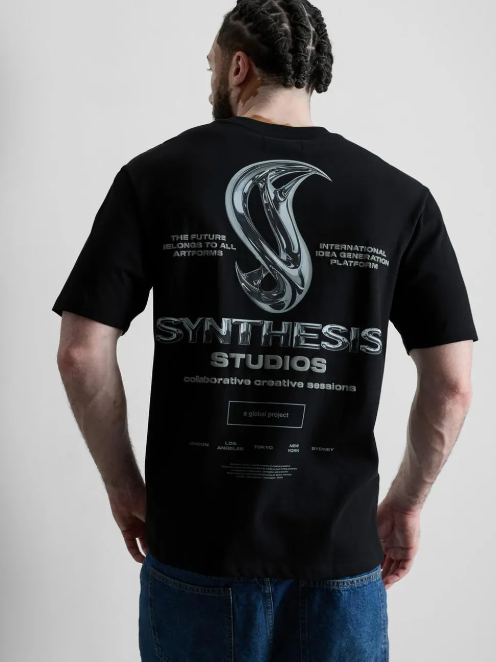 T-Shirt mit „Synth Studios“ Grafik