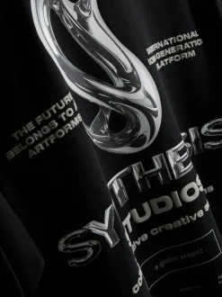 T-Shirt mit „Synth Studios“ Grafik
