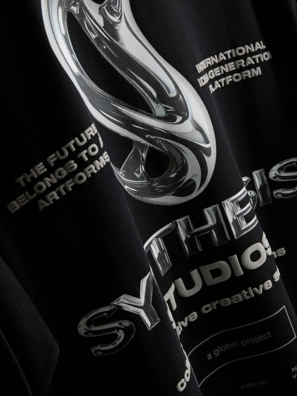 T-Shirt mit „Synth Studios“ Grafik