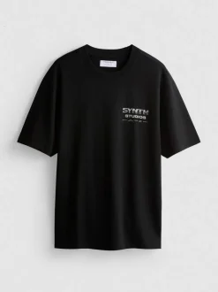 T-Shirt mit „Synth Studios“ Grafik