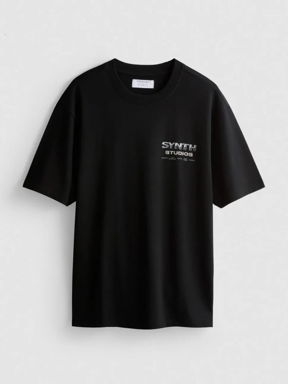 T-Shirt mit „Synth Studios“ Grafik