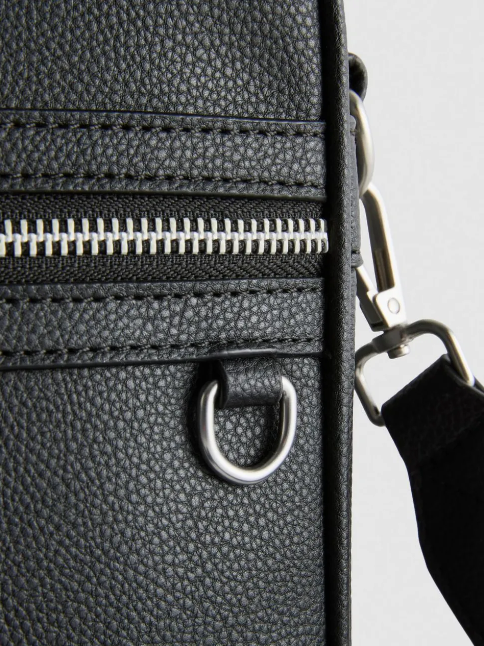 Umhängetasche mit Reißverschlussdetail
