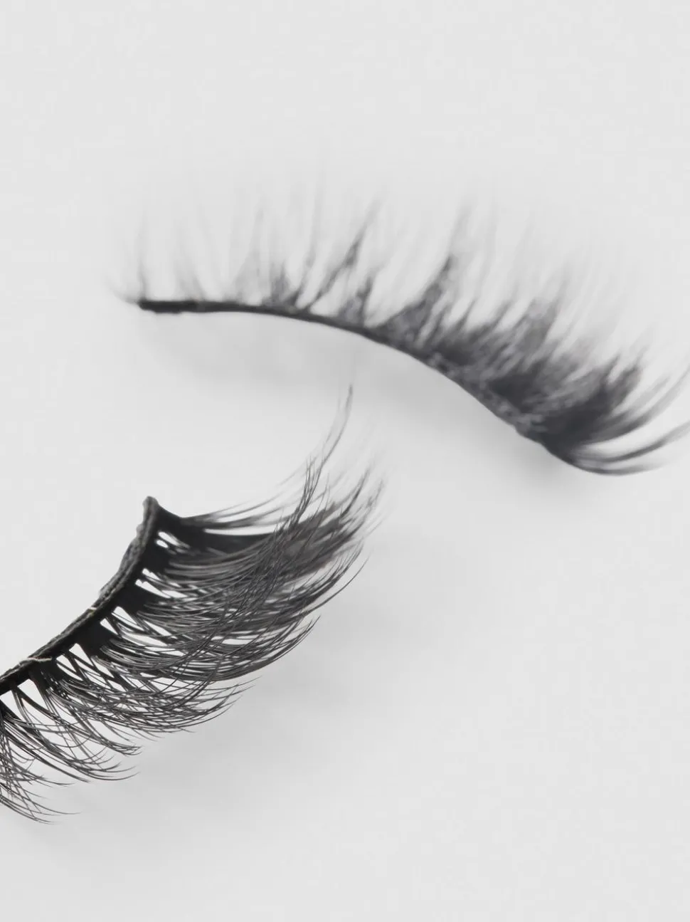 Volumiöse, künstliche „Sosu Cosmetics“ Wimpern