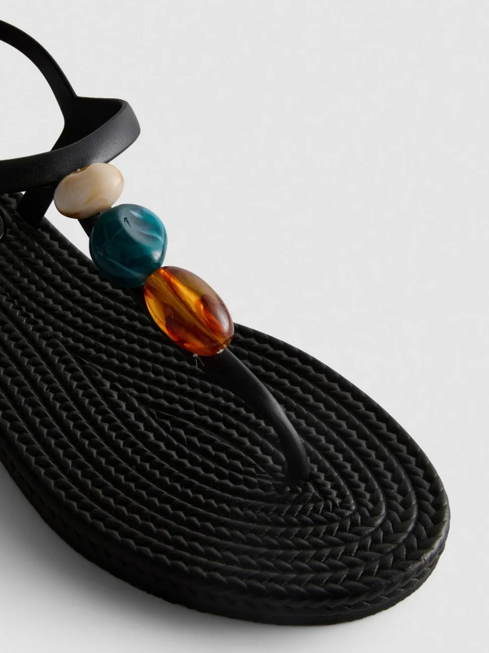 Zehenstegsandalen mit Perlen