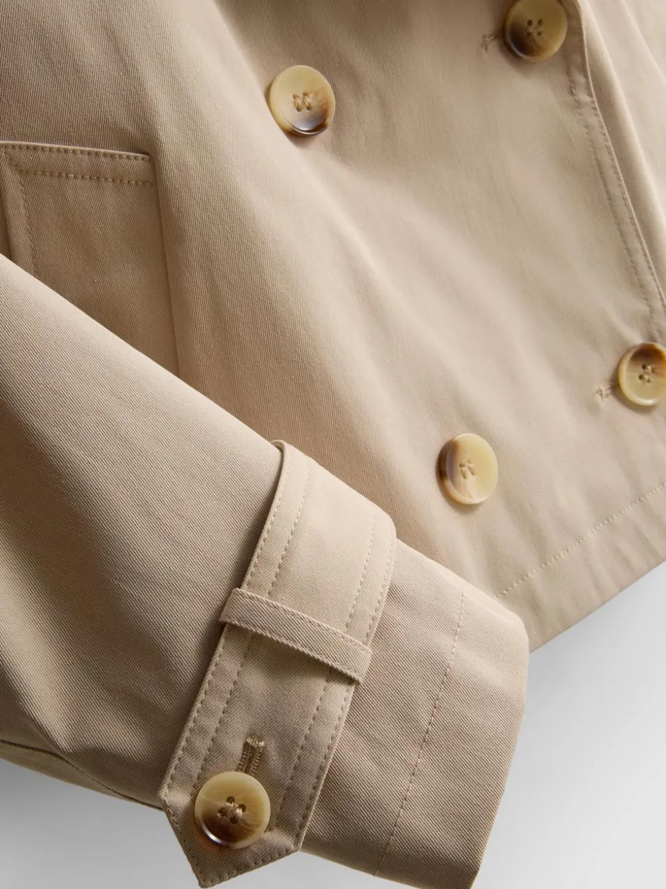 Zweireihiger, gerade geschnittener Trenchcoat
