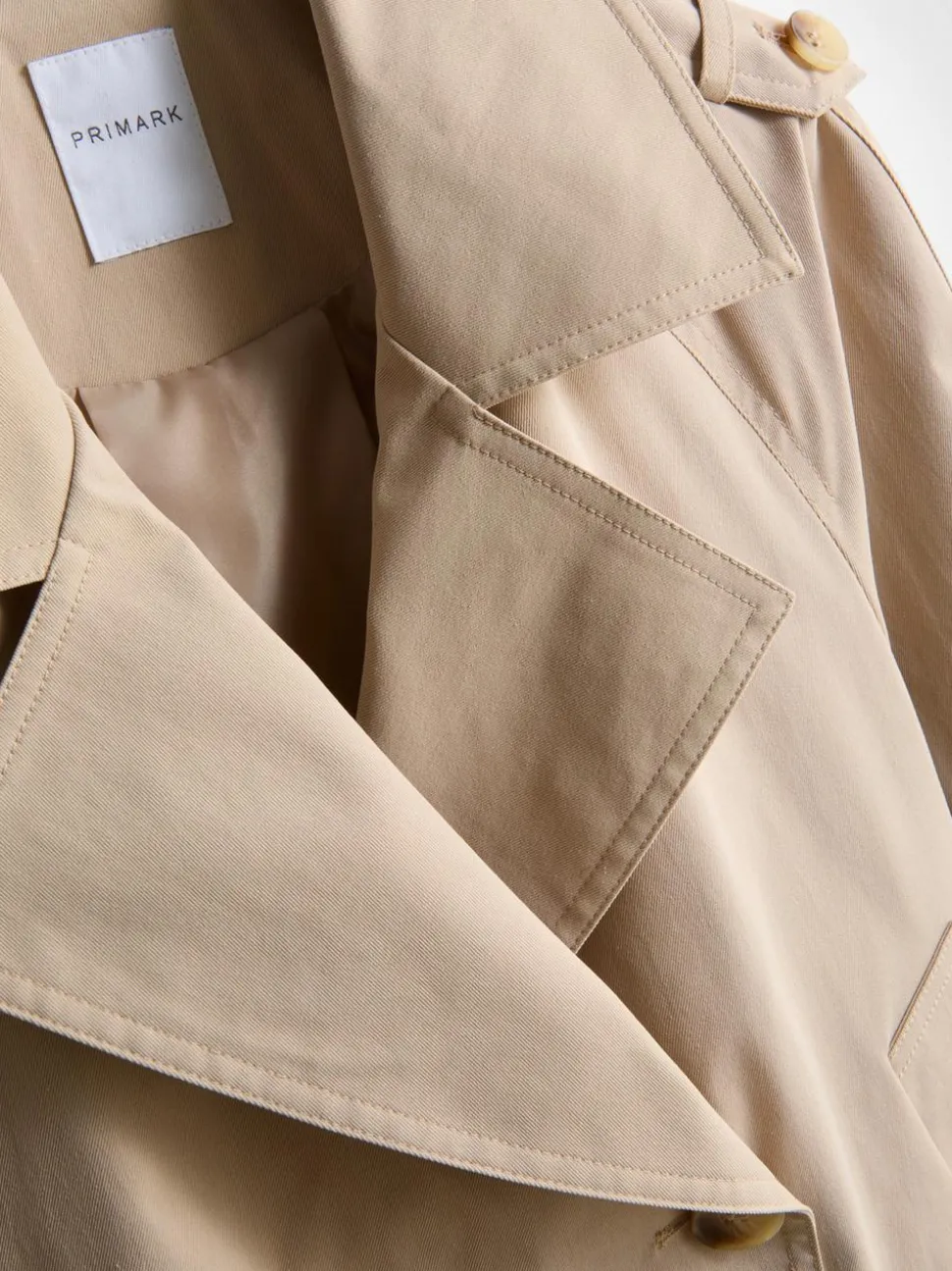 Zweireihiger, gerade geschnittener Trenchcoat