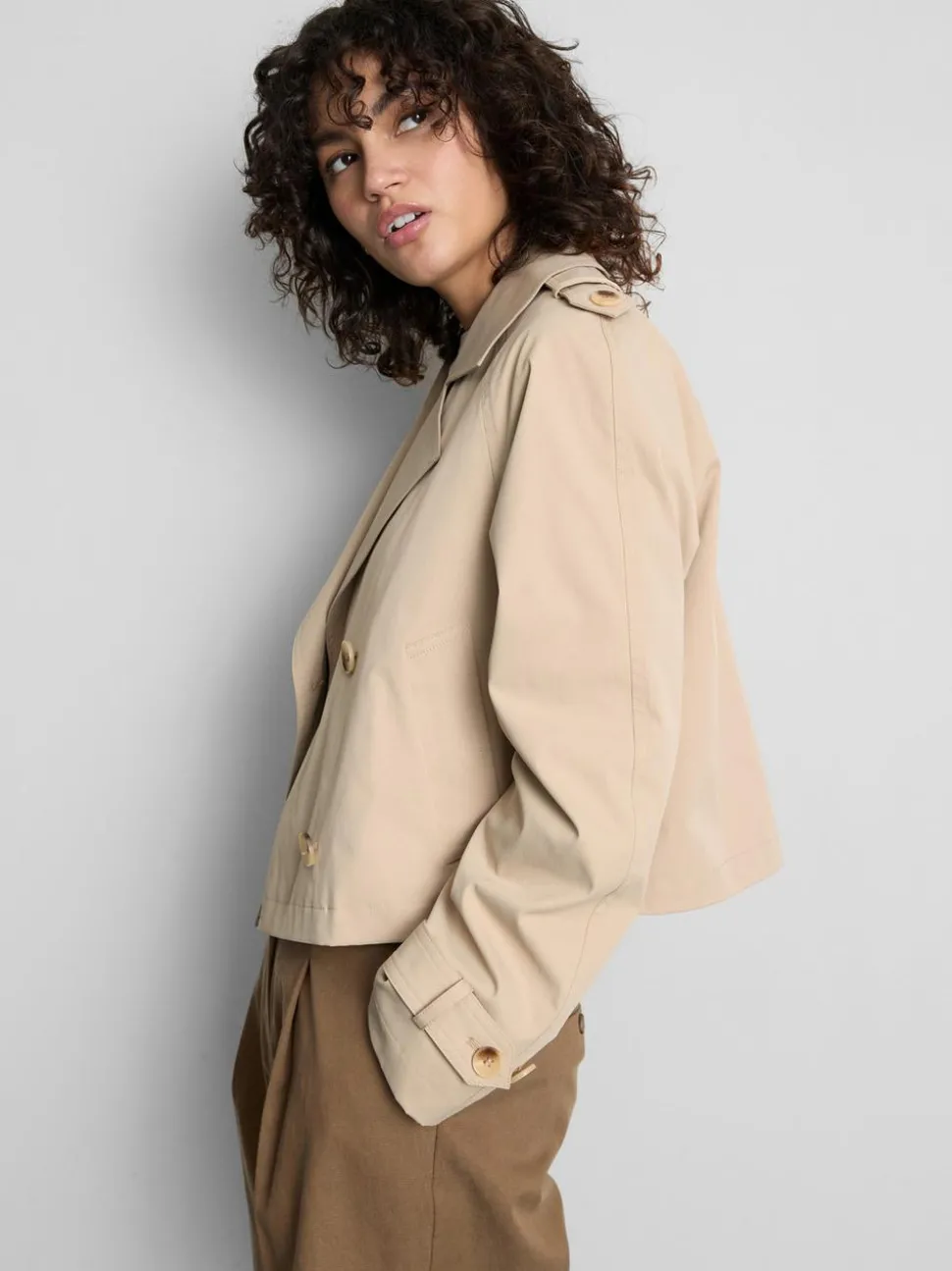 Zweireihiger, gerade geschnittener Trenchcoat