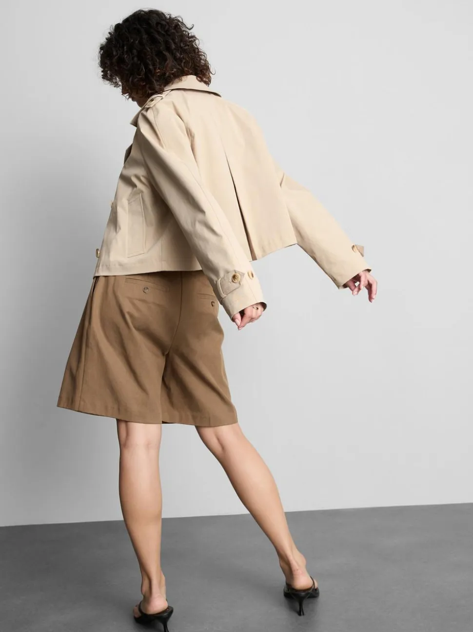 Zweireihiger, gerade geschnittener Trenchcoat
